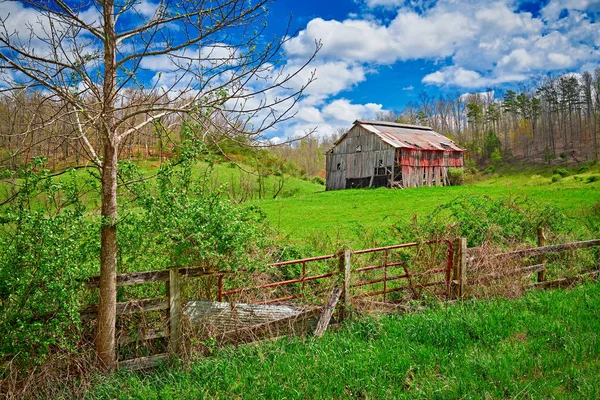 Vecchio Kentucky Tabacco Barn all'inizio della primavera — Foto Stock