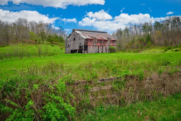 Velho celeiro do tabaco de Kentucky no início da primavera — Fotografia de Stock