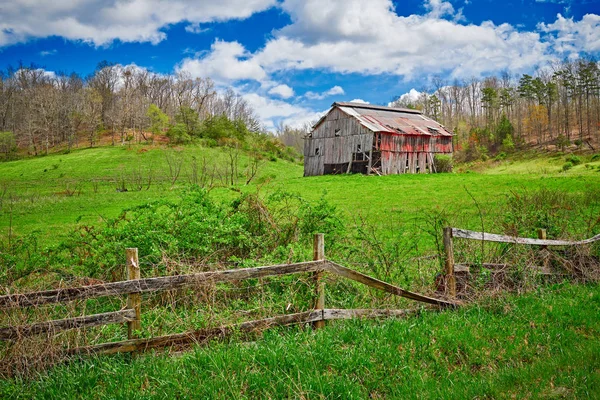 Vecchio Kentucky Tabacco Barn all'inizio della primavera — Foto Stock