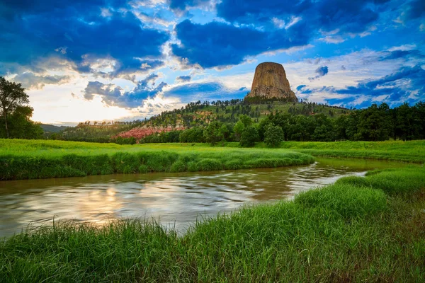 Belle Fourche ile Devils Tower Ulusal Anıtı'nda gün batımı 