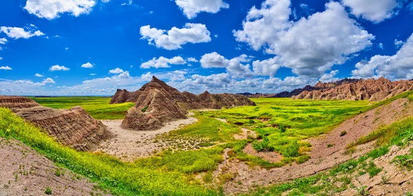 A Badlands nemzeti par napos égboltot tartalmazó alakulatai panorámája — Stock Fotó