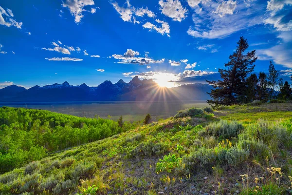 Auringonlasku yli Grand Teton vuorijono . — kuvapankkivalokuva