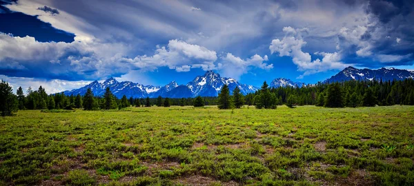 Grand Teton sıradağları üzerinde fırtına bulutları.