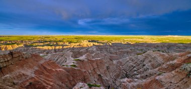 Badlands Ulusal Parkı'nda karanlık fırtına, Güney Dakota.