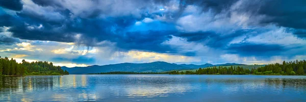 Nubes de tormenta a lo largo del lago Hebgen . — Foto de Stock
