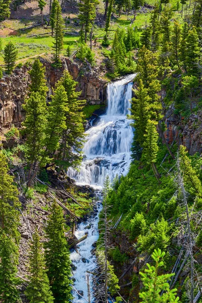 Undine Falls no Parque Nacional de Yellowstone, Wyoming, EUA . — Fotografia de Stock