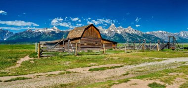 Grand Teton Milli Parkı'ndaki Mormon Row'daki Eski Ahır.
