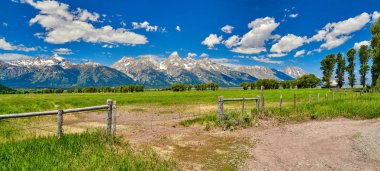 Çit ve arka planda Grand Teton mountians ile alan