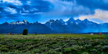 Grand Teton Ulusal Parkı'nda Mormon Row yaklaşan fırtına, Wy