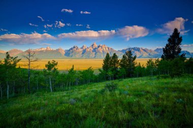 Grand Teton sıradağları ile bulutlarla gün doğumu.