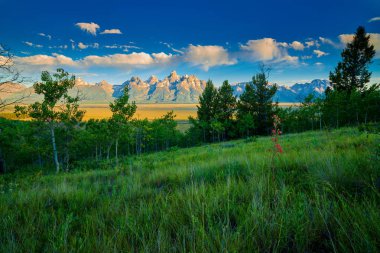 Grand Teton sıradağları ile bulutlarla gün doğumu.