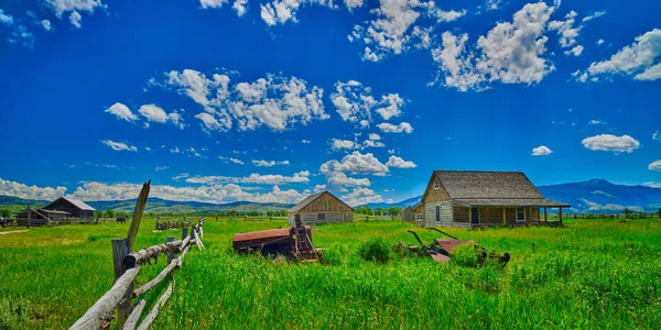 Grand Teton Milli Parkı'nda Mornon Row üzerinde Homestead.