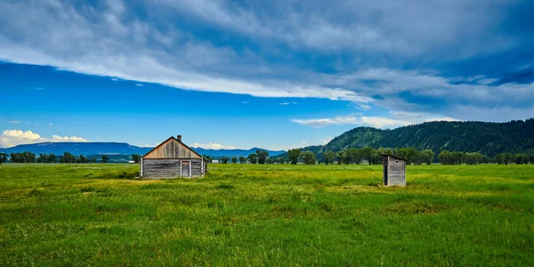 Bunkhouse i wychodka, Park Narodowy Grand Teton, Wyoming. — Zdjęcie stockowe