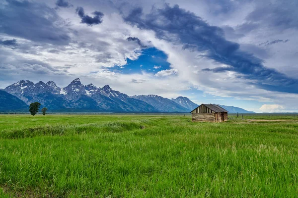 Spichlerz z górami Grand Teton w Grand Teton National P — Zdjęcie stockowe