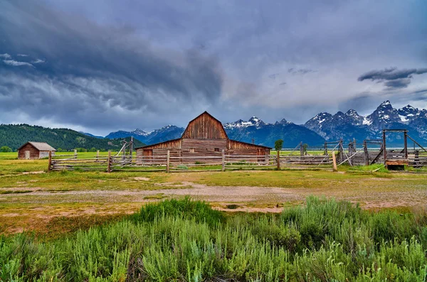 Nuvole di tempesta con fienile al Grand Teton National Park, Wyoming . — Foto Stock