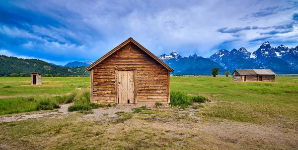 Burza chmur z Outhouse, Pumphouse i spichlerz. Wiersz Mormona, G — Zdjęcie stockowe