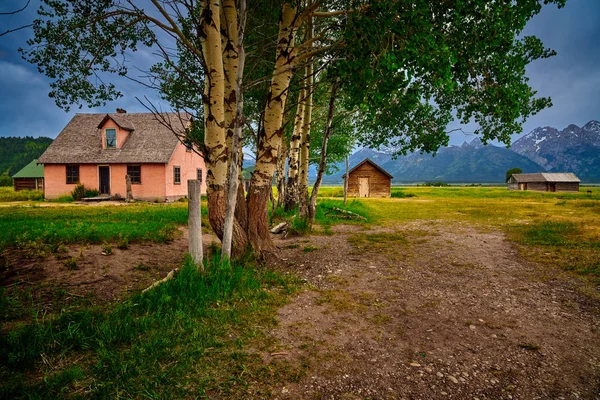 Stary dom z Pumphouse i spichlerz w Grand Teton National — Zdjęcie stockowe