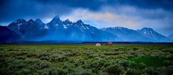Grand Teton Ulusal Pa ev ve ahır ile fırtına yaklaşıyor