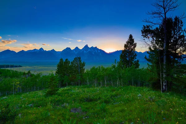 Grand Teton sıradağlarında batan güneşin görünümü.