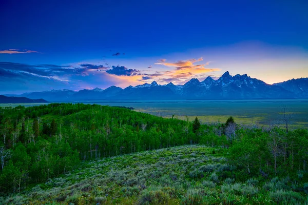 Kolorowe chmury z zachodem słońca na pasmo górskie Grand Teton. — Zdjęcie stockowe