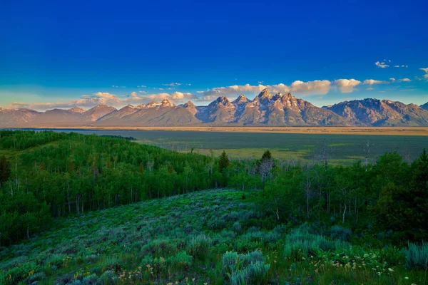 Wschód słońca z chmurami i pasmo górskie Grand Teton. — Zdjęcie stockowe