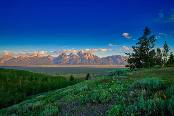 Wschód słońca z chmurami i pasmo górskie Grand Teton. — Zdjęcie stockowe