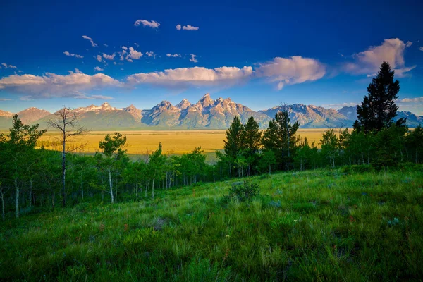 Grand Teton sıradağları ile bulutlarla gün doğumu.