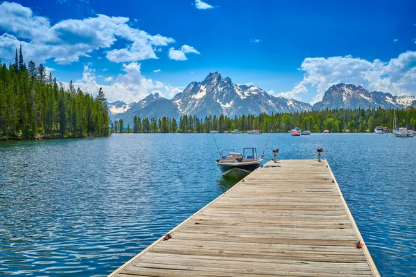 Motoboat dok na Jackson Lake w Coulic Bay. — Zdjęcie stockowe