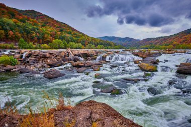 Batı Virginia 'daki Sandstone Şelaleleri Sonbahar renkleriyle.