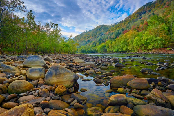 Grandes rocas a lo largo del río Nuevo, WV . — Foto de Stock