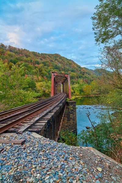 Railroad trestle με φθινοπωρινά χρώματα και το Νέο Ποτάμι, Wv. — Φωτογραφία Αρχείου