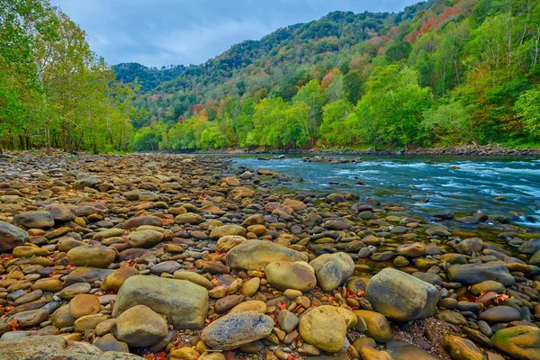 Rock bar a lo largo del río Nuevo, WV . — Foto de Stock