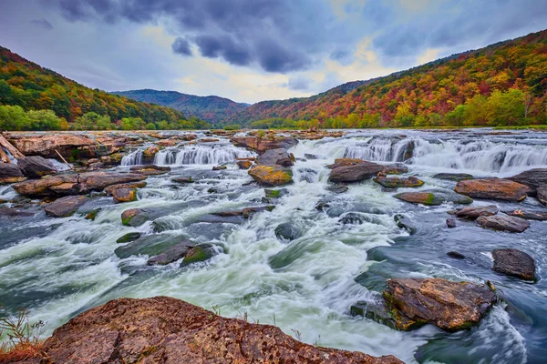 Les chutes de grès en Virginie-Occidentale avec des couleurs automnales . — Photo