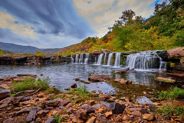 Cascate di arenaria in West Virginia con colori autunnali . — Foto Stock