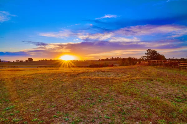 Salida del sol sobre un campo abierto . — Foto de Stock