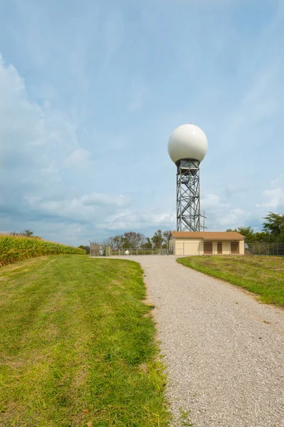 Радарная башня рядом с кукурузным полем — стоковое фото