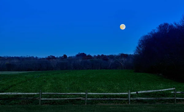 Super Luna saliendo sobre el campo con valla —  Fotos de Stock