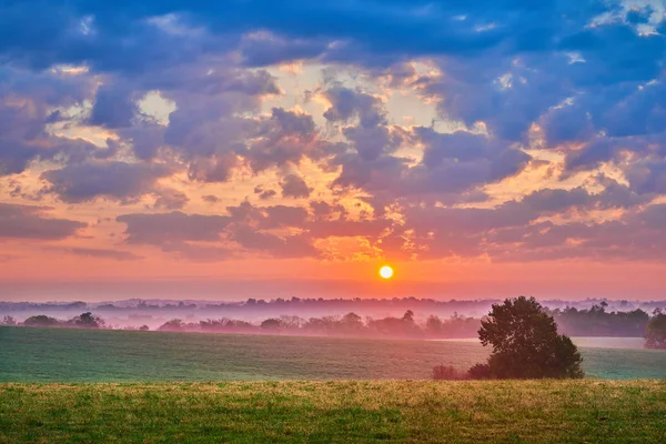 Sonnenaufgang über offenem Feld in ky — Stockfoto