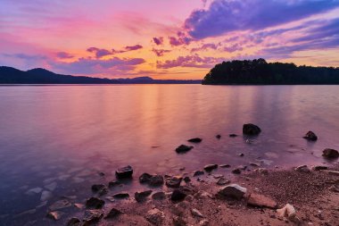 Mağara Gölü 'nde dramatik renkli gün batımı, Ky
