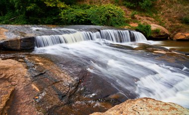 Şelale boyunca Şelale Parkı Reddy 'de.