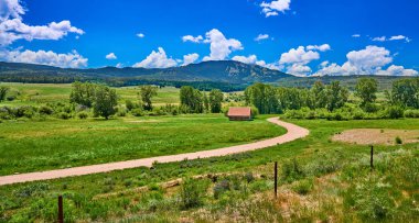 Dağ Sahnesi ile Ahır