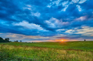 Fırtınalı Bulutlarla Gün Doğumu
