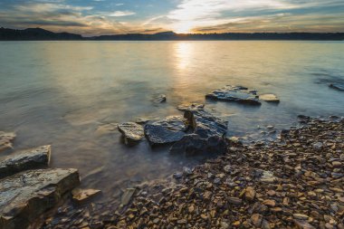 Mağara Gölü 'nde Günbatımı, Ky