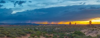 Gök gürültülü fırtına Arches Ulusal Parkı 'na yaklaşıyor.