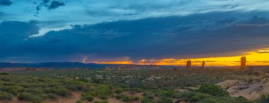 Gök gürültülü fırtına Arches Ulusal Parkı 'na yaklaşıyor.