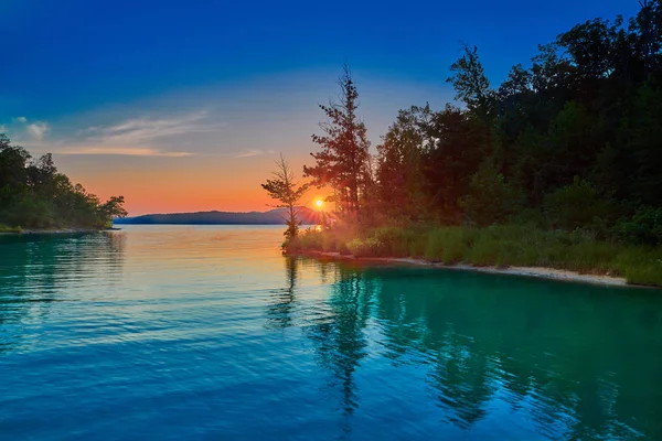 Солнце на озере Кейв-Ран — стоковое фото