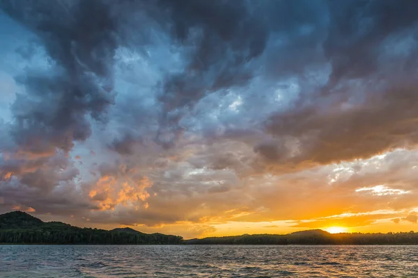 Облака и закат на озере Кейв-Ран, KY — стоковое фото