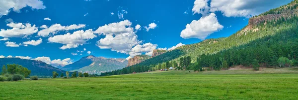 Panoramiczny widok na Alpejską Łąkę z Gospodarstwem. — Zdjęcie stockowe