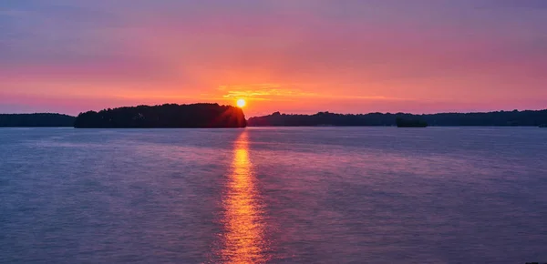 Wschód słońca nad jeziorem Keowee, Sc — Zdjęcie stockowe