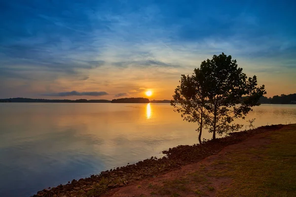 Sonnenaufgang über dem See — Stockfoto